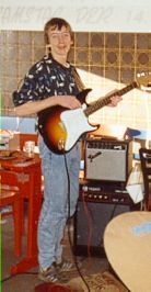 Peer-Axel 1988 im Proberaum mit Gitarre